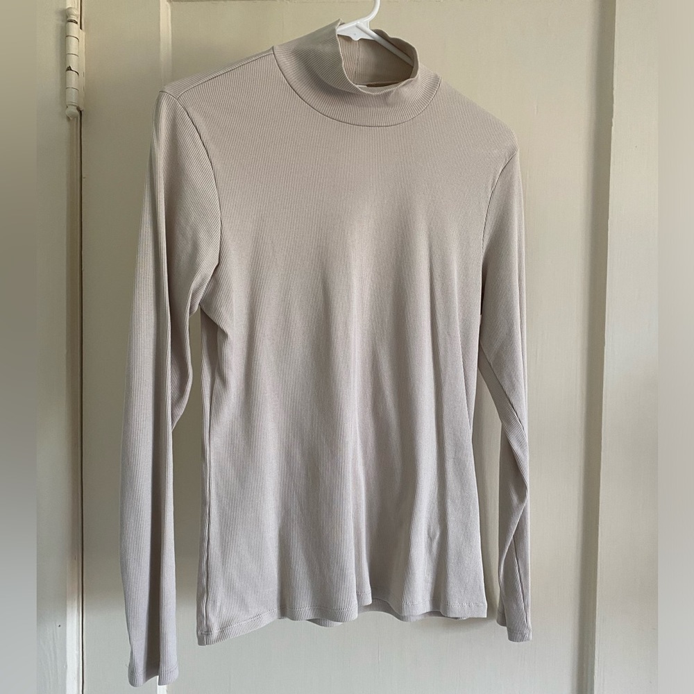 NWT H&M ribbed cream / beige women’s turtleneck top, Sz Medium